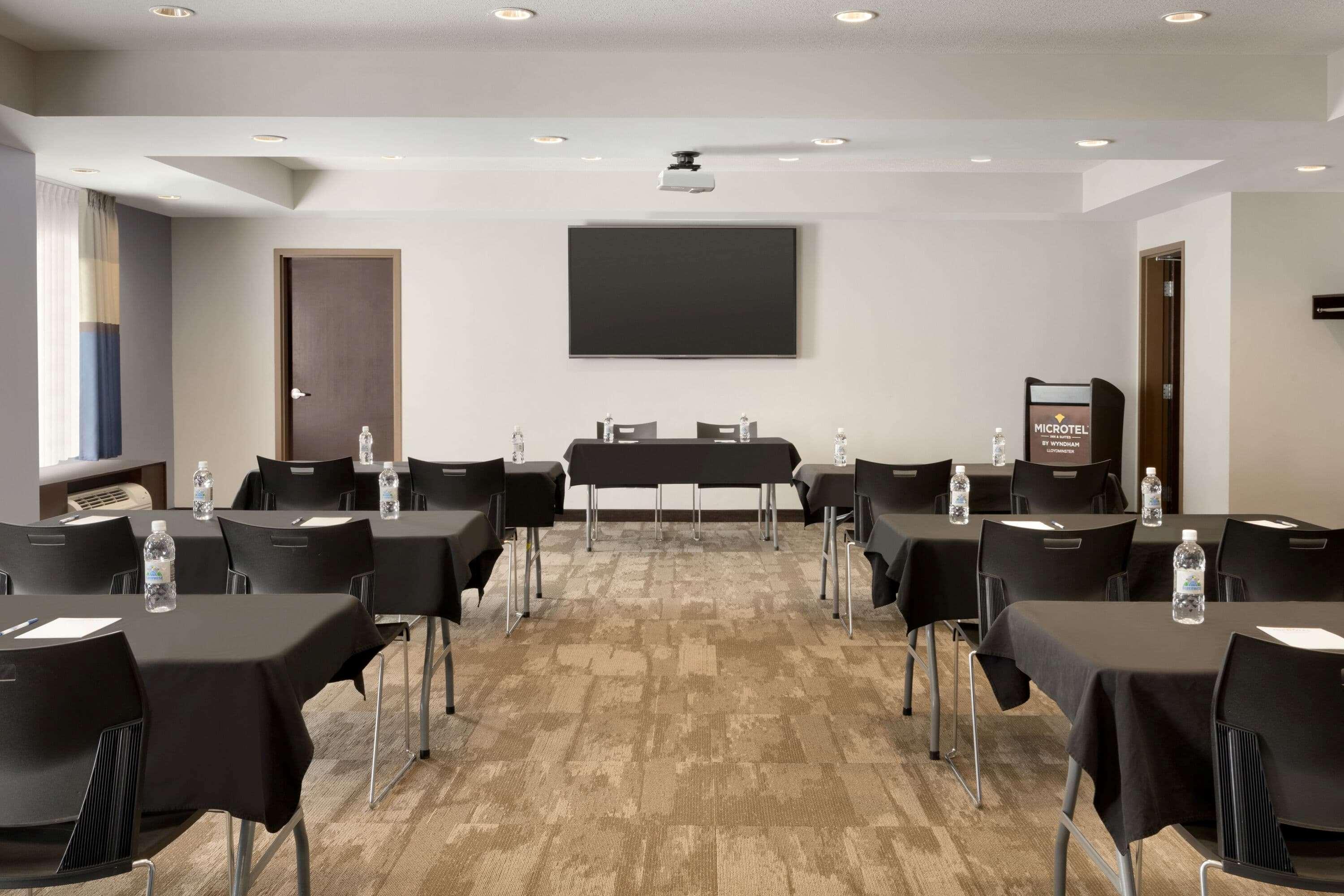 Microtel Inn & Suites By Wyndham Lloydminster Dış mekan fotoğraf